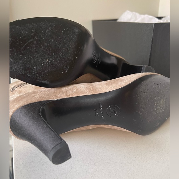 Coco Chanel Gabrielle Beige Suede CC Cap Booties Booties 38.5 - Picture 4 of 8